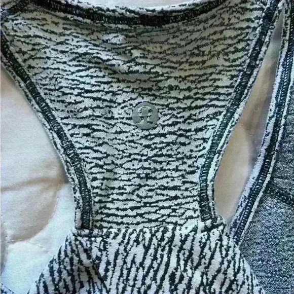 Lululemon tank top scallop texture size small - Picture 8 of 8